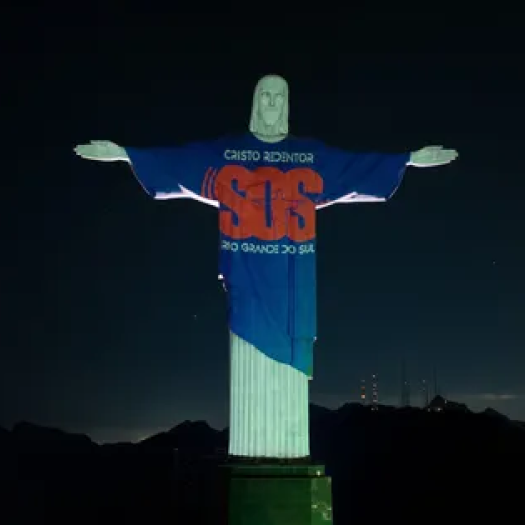 La statue du Christ Rédempteur à Rio de Janeiro, au Brésil, le 8 mai 2024, avec une projection appelant à l'aide l'État du Rio Grande do Sul. ©AFP - AFP PHOTO / SANTUARIO ARQUIDIOCESANO CRISTO REDENTOR